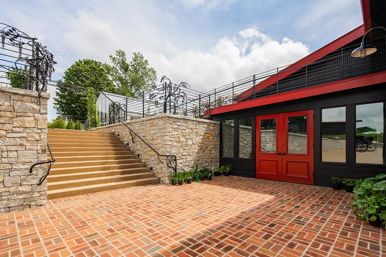 _06_Barn 8 Stairs + Vestibule Entry (Full Size)